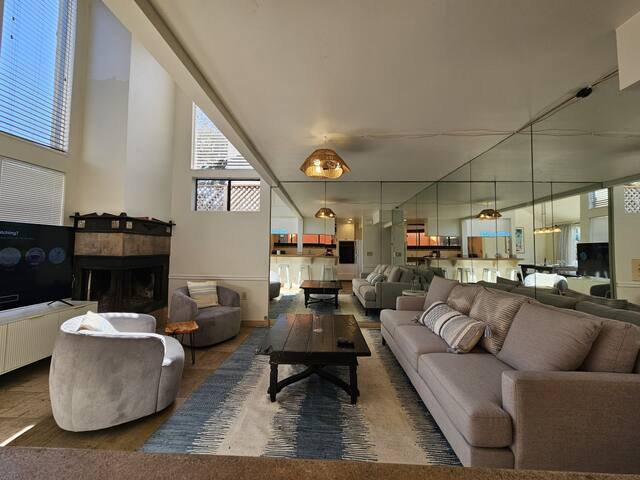 Waterfront 5 Bedroom Home on the Venice Canals! gallery image 4