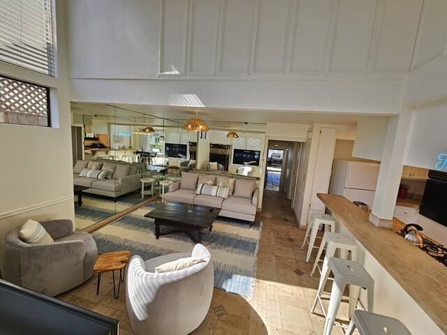 Waterfront 5 Bedroom Home on the Venice Canals! gallery image 2