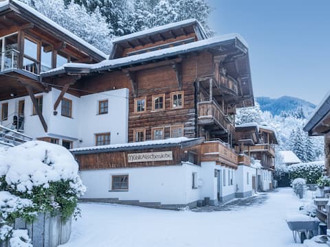 Rustic apartment, only 100m to the ski bus