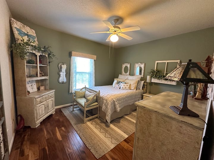 The Honeycomb Hideaway – საძინებელი 2, რომელიც მდებარეობს Honey's Lake House-ის საკუთარ კუთხეში, The Honeycomb Hideaway გთავაზობთ მყუდრო თეთრეულს, მშვიდ გარემოს და პირდაპირ წვდომას Jack & Jill-ის სააბაზანოზე. Იდეალურია ტკბილი ხიბლით გახვეული მშვიდი ღამეებისთვის.