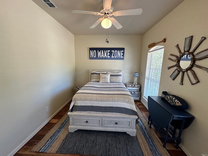 Სახლის წინა ნაწილში მდებარე The Lake & Hive Hideaway გთავაზობთ დედოფლის კომფორტს ჯეკისა და ჯილის საზიარო სააბაზანოზე პირდაპირი წვდომით. Თაფლის მყუდრო ხიბლში გახვეული მშვიდი დასვენება.