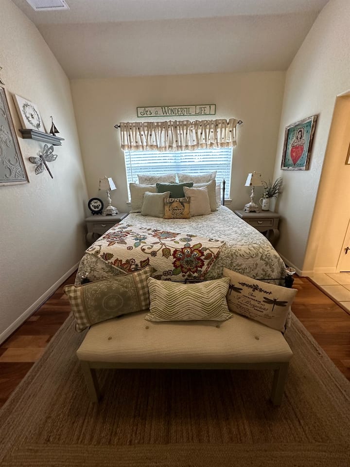 Royal Hive - მთავარი საძინებელი, რომელიც ცალკე მდებარეობს სახლის საკუთარ მხარეს, The Royal Hive გთავაზობთ მყუდრო დასვენებას მშვიდი ღამეებისა და მშვიდი დილისთვის. Კომფორტითა და მომხიბვლელობით გამორჩეული ეს მთავარი ფლიგელი შესაფერისია ჭინჭრის დედოფლისთვის (ან მეფისთვის).