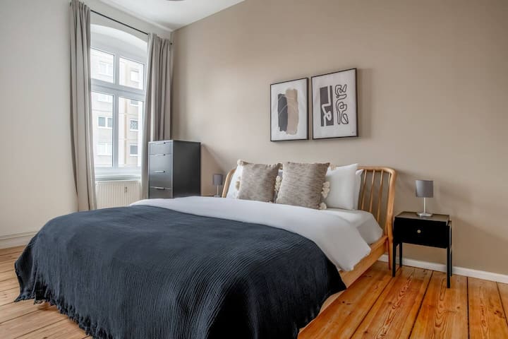 Next to KitKat! Huge 130sqm Apt in vibrant Mitte