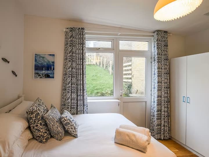 Dvokrevetna soba s bračnim krevetom i pogledom na vrt