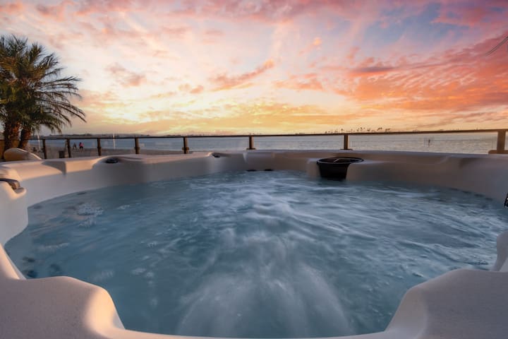 NEW Stunning Bayfront Home + Beach Access +Hot tub