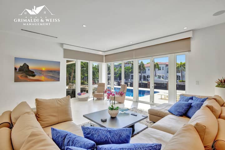 Salón en el primer piso: sofá cómodo y TV enorme