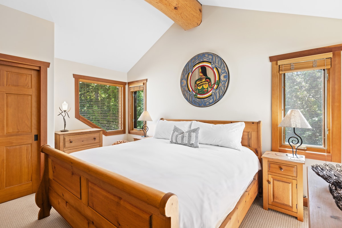 - Chumba cha kulala tulivu chenye samani za mbao na matandiko meupe laini yanayojenga mandhari ya mlima yenye amani  
- Madirisha makubwa yanajaza sehemu hiyo kwa mwanga wa asili na mwonekano wa misitu  
- Mchanganyiko kamili wa starehe na haiba ya chumba kwa usiku wa kupumzika  
