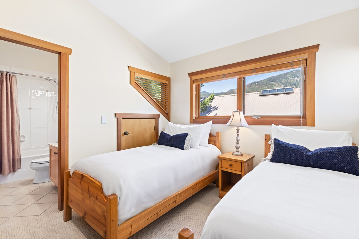 - Chumba cha kulala cha mapacha chenye starehe na matandiko laini na mandhari ya mlima  
- Sehemu angavu inayofaa kwa watoto au marafiki wanaoshiriki likizo  
- Bafu lililoambatanishwa kwa ajili ya starehe na faragha ya ziada  