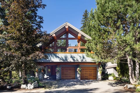 Large Log Cabin, Private Hot Tub, 2 Living Spaces