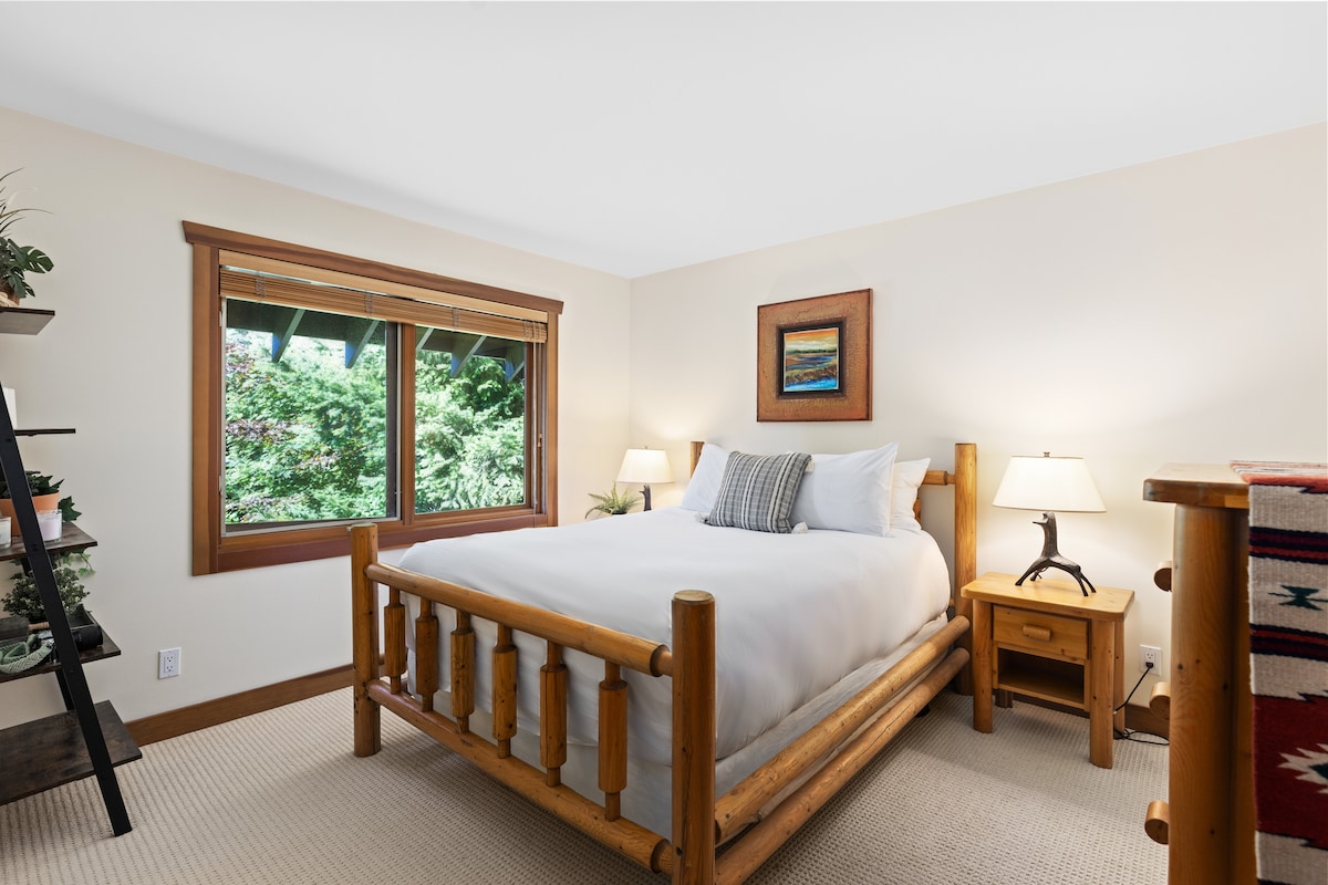 - Chumba cha kulala chenye mwanga na kitanda cha miti na mwonekano wa msitu kupitia madirisha mapana  
- Mwanga laini na tani zisizo na upande wowote huunda mapumziko ya mlima yenye amani  
- Nafasi kamili ya kupumzika baada ya matukio ya nje na usiku wa starehe  