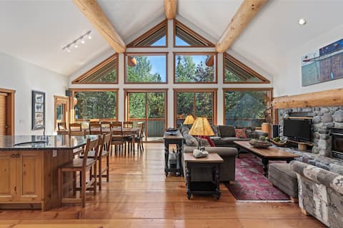 Large Log Cabin, Private Hot Tub, 2 Living Spaces