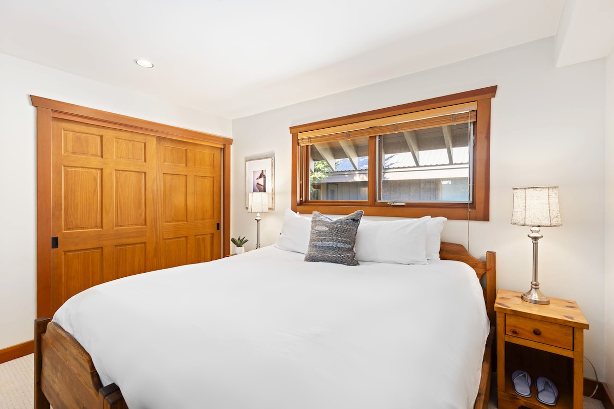 - Chumba cha kulala chenye joto na mwanga na matandiko ya kifahari na mapambo ya mbao  
- Nafasi ya kabati na taa huongeza urahisi na haiba ya kupendeza  
- Mahali pa kujificha pa amani palipobuniwa kwa ajili ya usiku wa kupumzika na asubuhi rahisi  
