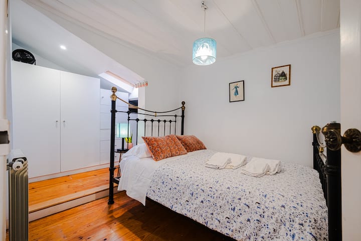 房间明亮舒适，配有一张双人床