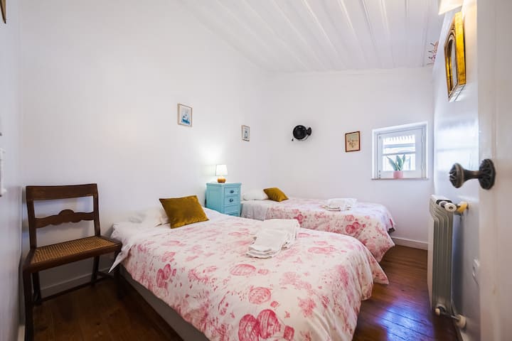 房间明亮舒适，配备两张单人床。