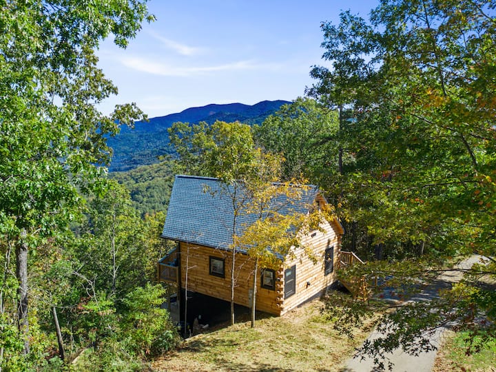 The Squatch Nest - Hot tub|Firepit|Big Views - Cabins for Rent in