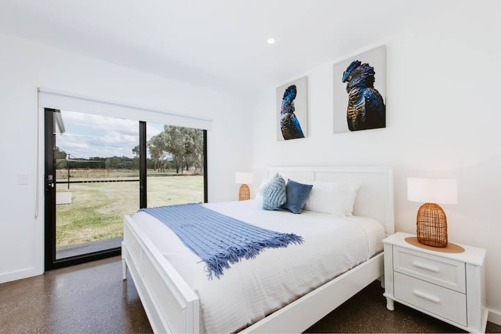 Მესამე საძინებელი გიწვევთ, დაისვენოთ დიდი ზომის საწოლში, გაზონის ხედებითა და პირდაპირი წვდომით, ასევე, ოთახის გამუქების ფერებში. 