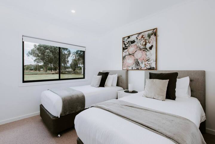 Იდეალურია ბავშვებთან ერთად მოგზაურობისთვის და ჯგუფურად. აქ არის სამი საძინებელი, რომლებიც გთავაზობთ ორადგილიან საწოლებს. 