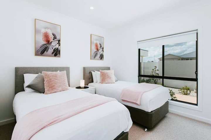 Ბოლო საძინებელში დიდი ფანჯრიდან ბუნებრივი სინათლე ინახება, ბოლო საძინებელში კი ორი ერთადგილიანი საწოლია.  