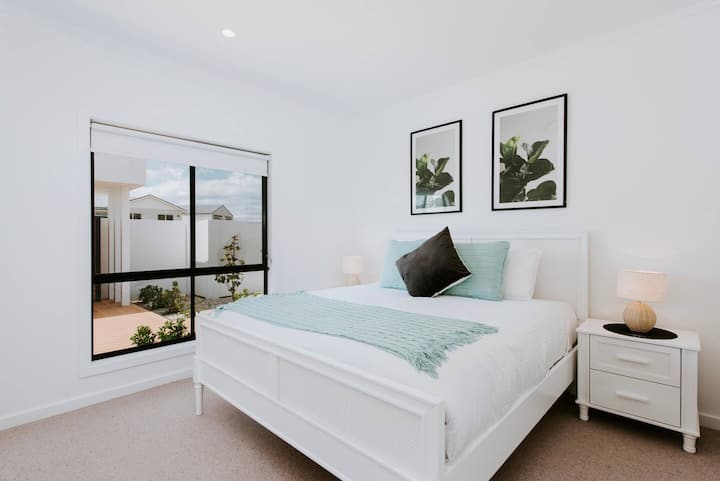 Დაიძინეთ ხრაშუნა დიდი ზომის საწოლში, მეორე საძინებელში, ჩაშენებული კარადებით.

