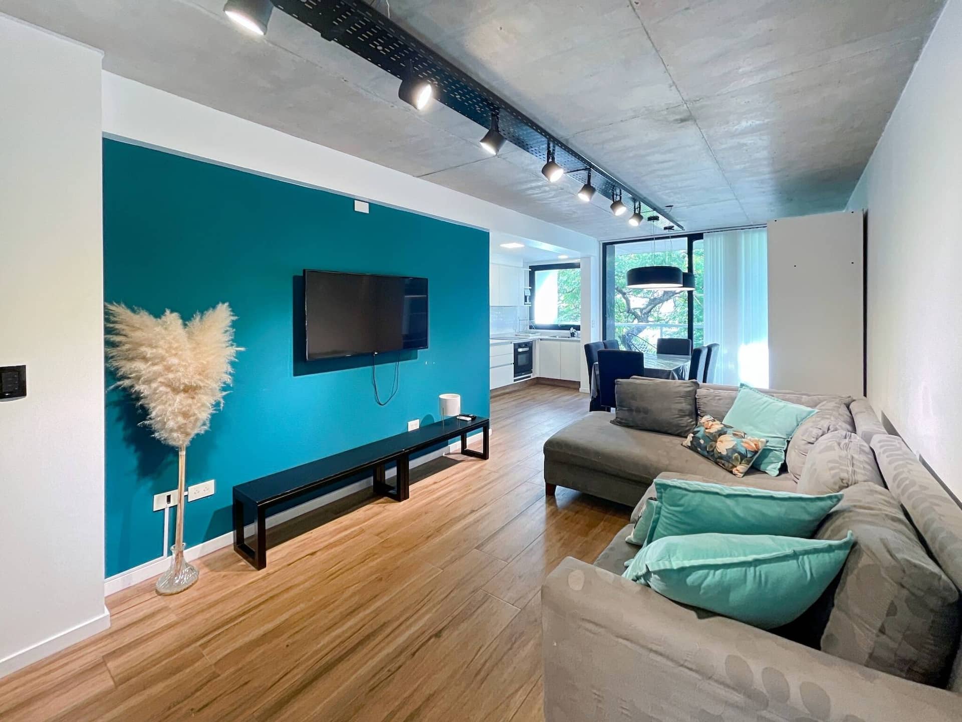 Urban Retreat Elegant Modern Apartment with Balcon