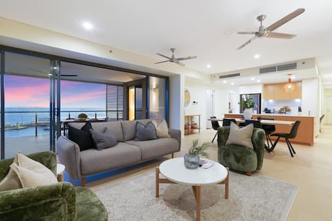 Captivating Waterfront Lagoon Views Sub-Penthouse