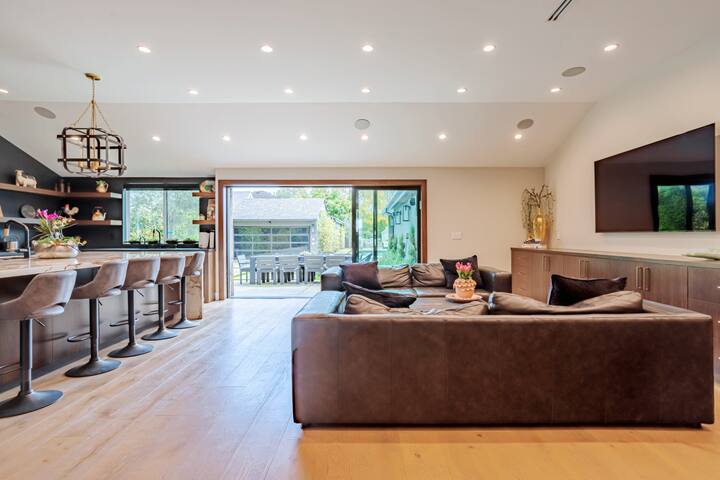 Modern luxury house pool Events production only gallery image 3