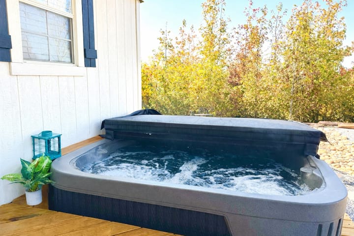 Private Retreat on 40 Acre Farm with Hot Tub