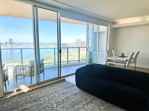 114 Panoramic River Views 2BR High Floor & Parking