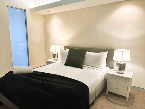 114 Panoramic River Views 2BR High Floor & Parking