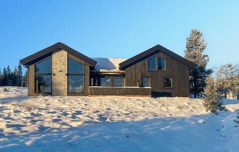 5 bedroom stunning home in Løten