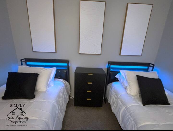 Თითოეულ ორადგილიან საწოლს აქვს შუქდიოდური დისტანციურად მართვადი თავსაფარი, რომელსაც აქვს USB პორტები და დამტენი სადგური თქვენი ყველა მოწყობილობისთვის.