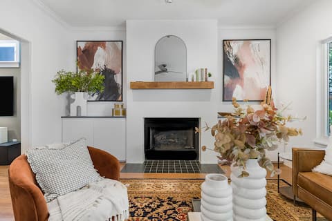 Successful Airbnb property: Downtown, Bike to ACL, Group Getaway - La Flora in South River City