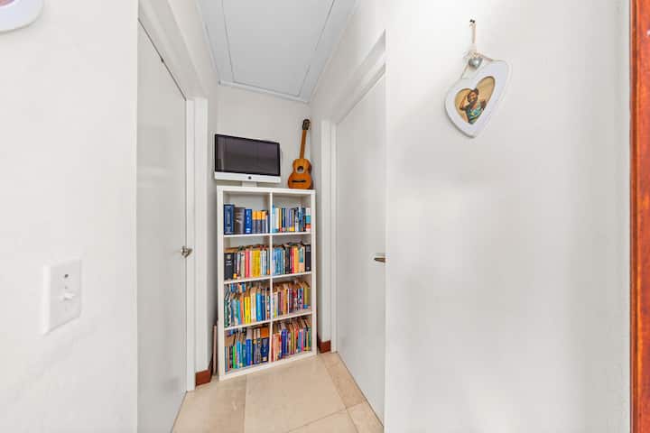 Decoración elegante y moderna con algunos libros para leer, solo un toque adicional.