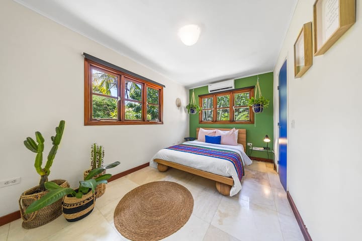 Una combinación perfecta de comodidad y belleza natural en este dormitorio.