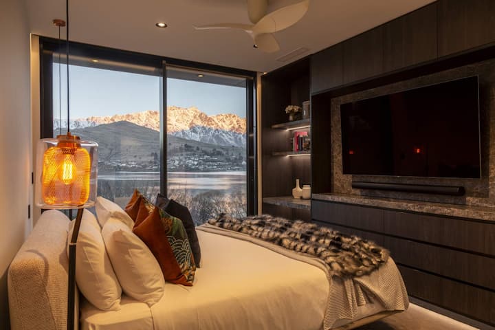 Camera matrimoniale con letto king-size, accesso al balcone e vista sui Remarkables