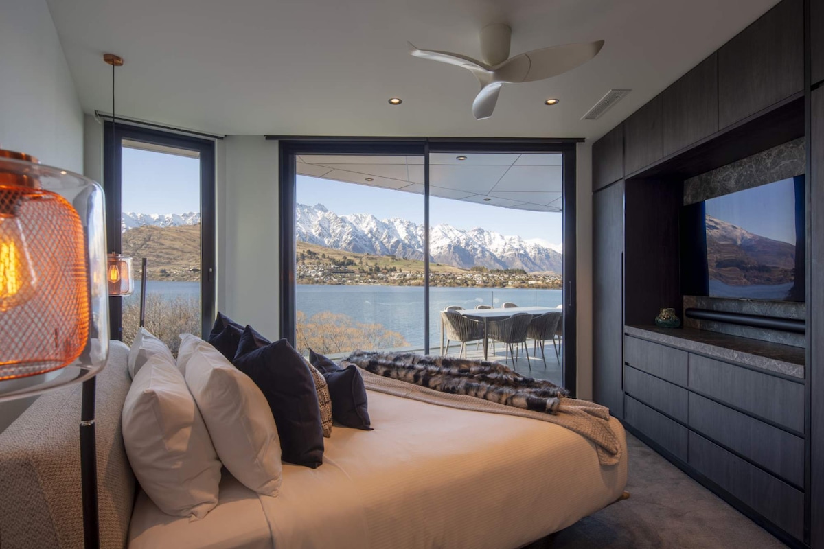 Спальня 3 с кроватью размера King size, балконом и видом на горы Ремаркаблс.