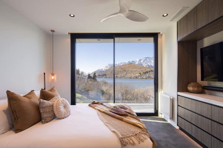 Camera da letto 2 con letto a due piazze, accesso al balcone e vista su The Remarkables