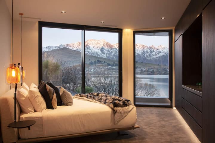 Camera da letto 4 con letto matrimoniale grande, accesso al balcone e vista sulle Remarkables