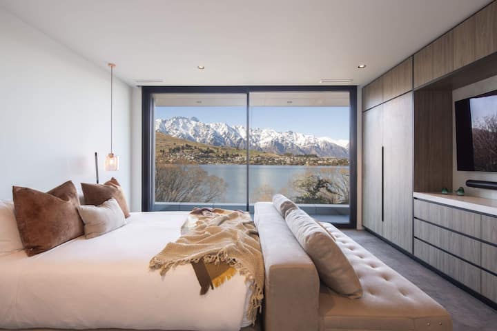 Camera da letto 6 con letto matrimoniale grande, accesso al balcone e vista sulle Remarkables