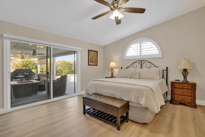 גישה נוחה לבור האש ולבריכה ולמיטת קינג סייז (חדר שינה 1)