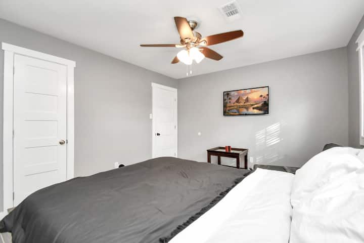 Kingsize slaapkamer met eigen badkamer, plafondventilator, airconditioning, tv en voldoende opbergruimte. 
Schoon, functioneel ontwerp met hangers en schoon beddengoed.
rustig, comfortabel toevluchtsoord. 
Elke slaapkamer heeft een eigen slot voor privacy en veiligheid