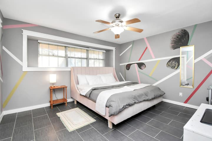 Ruime slaapkamer met kingsize bed, tv, plafondventilator en zachte verlichting. 
Voorzien van voldoende opbergruimte, kledinghangers en een overzichtige indeling voor comfort en gemak. 
Elke slaapkamer heeft een eigen slot voor privacy 
en veiligheid - perfect om te ontspannen na een lange dag.