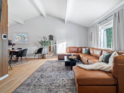 *Hot Tub, Game Room, 4 Bedrooms, Gorgeous Remodel*