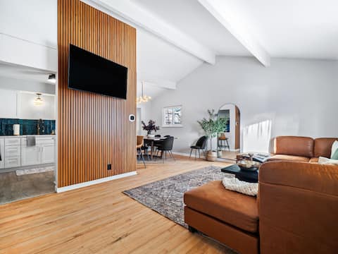 *Hot Tub, Game Room, 4 Bedrooms, Gorgeous Remodel*