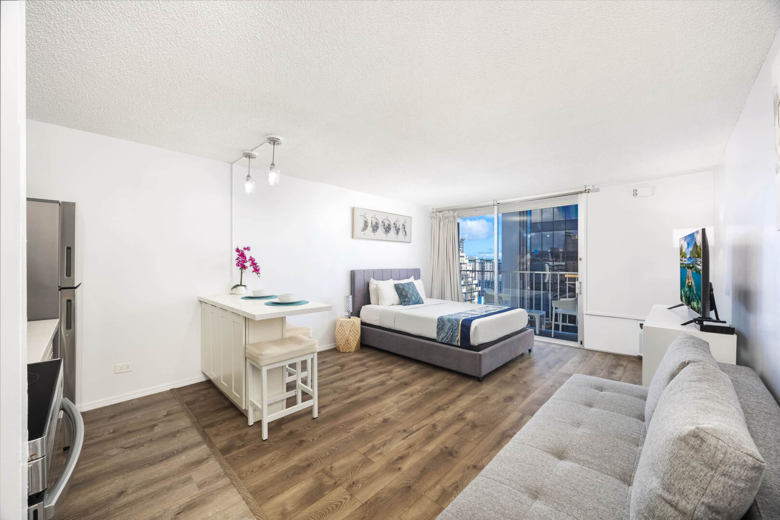 Condo in Honolulu · ★4.72 · 1 bedroom · 2 beds · 1 private bath - Image 3