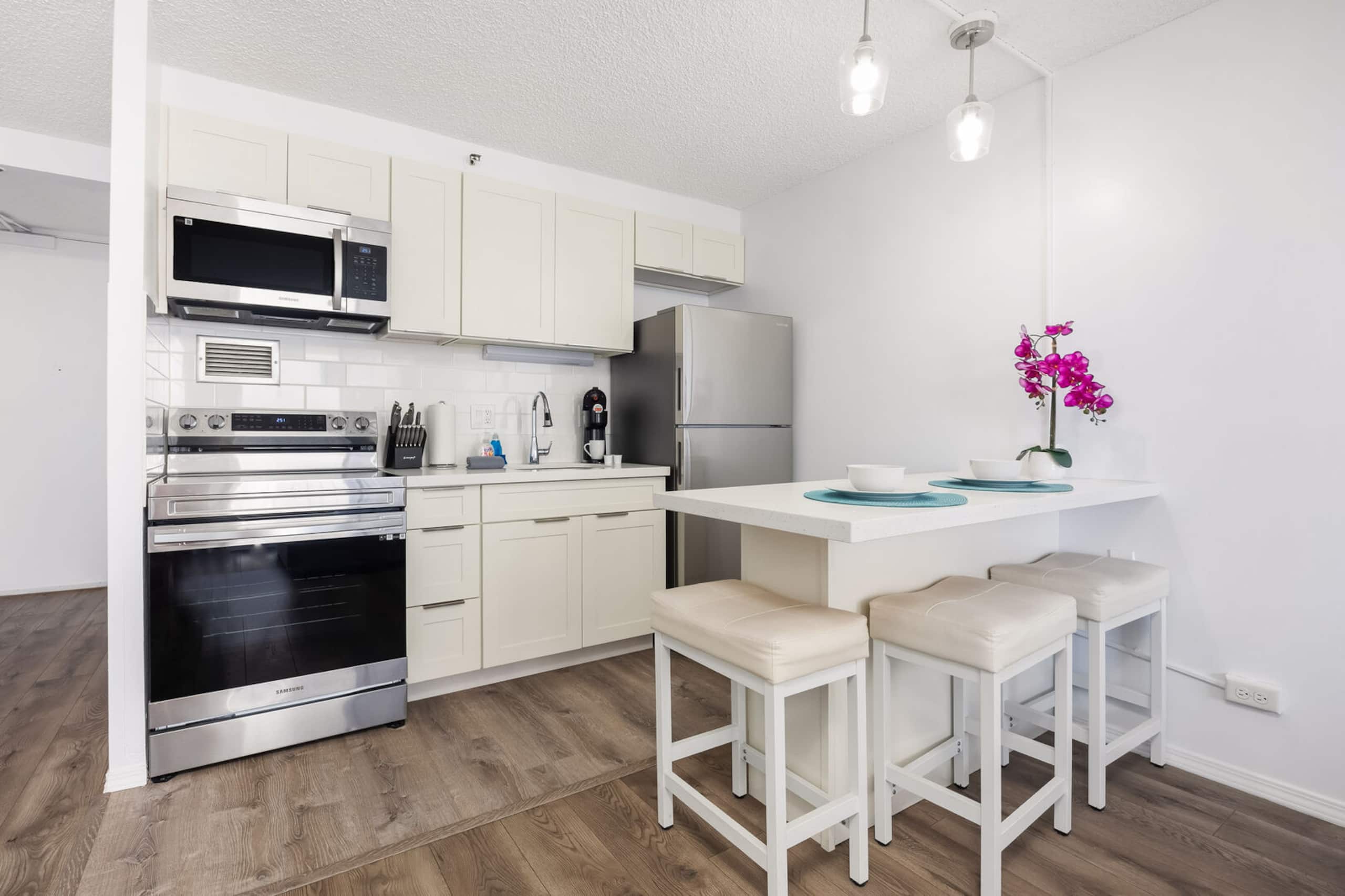 Condo in Honolulu · ★4.72 · 1 bedroom · 2 beds · 1 private bath - Image 5