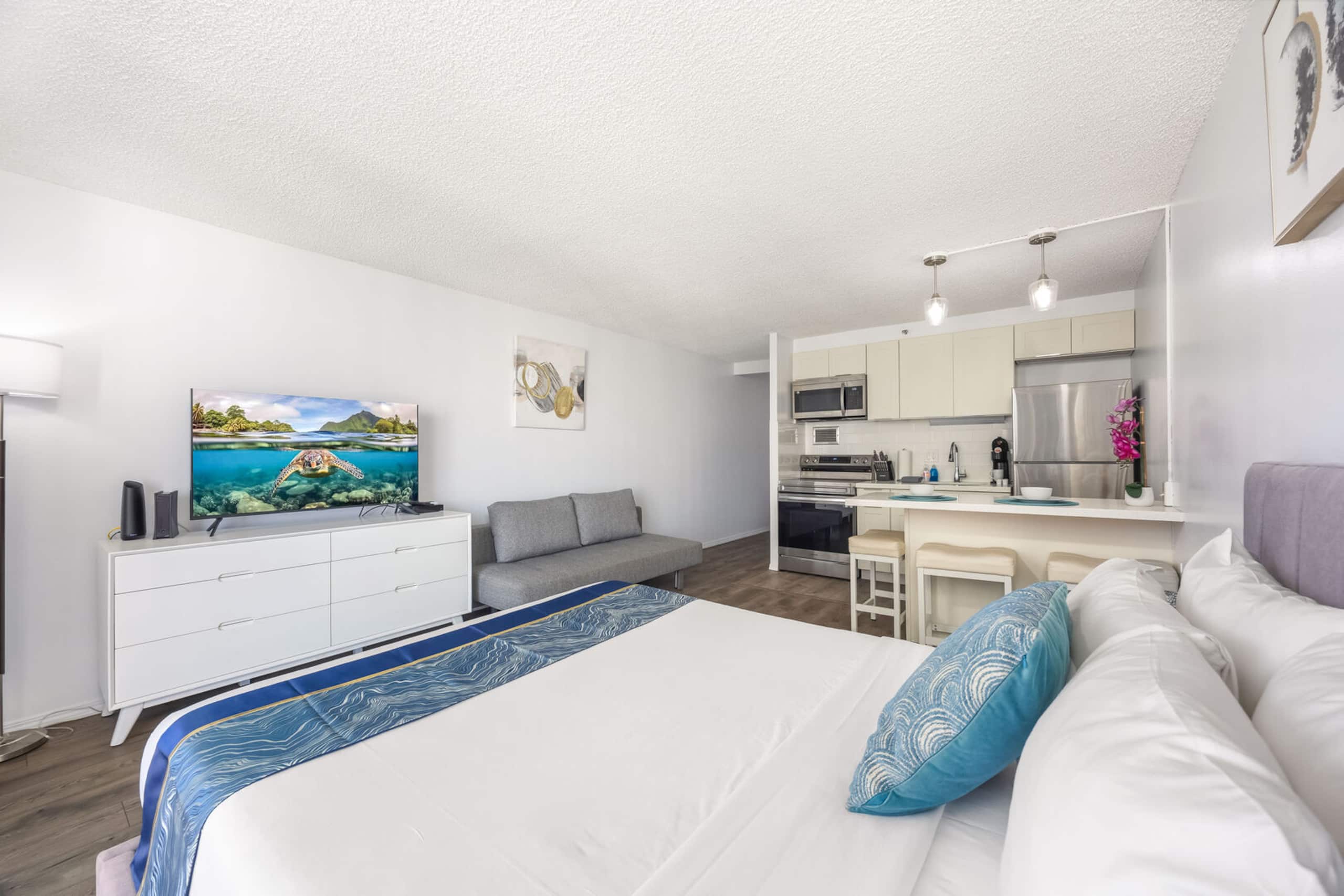 Condo in Honolulu · ★4.72 · 1 bedroom · 2 beds · 1 private bath - Image 4