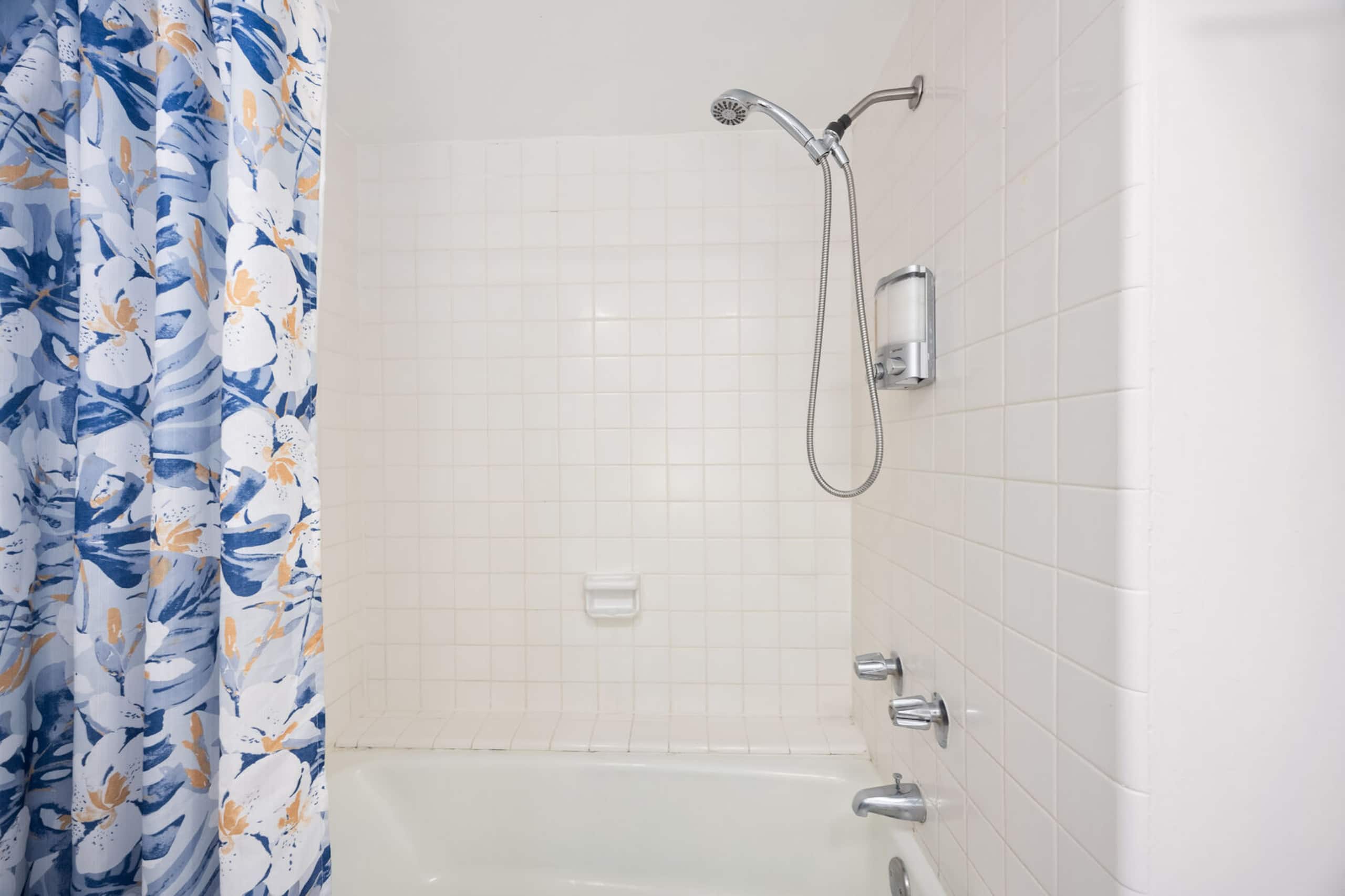 Condo in Honolulu · ★4.72 · 1 bedroom · 2 beds · 1 private bath - Image 27