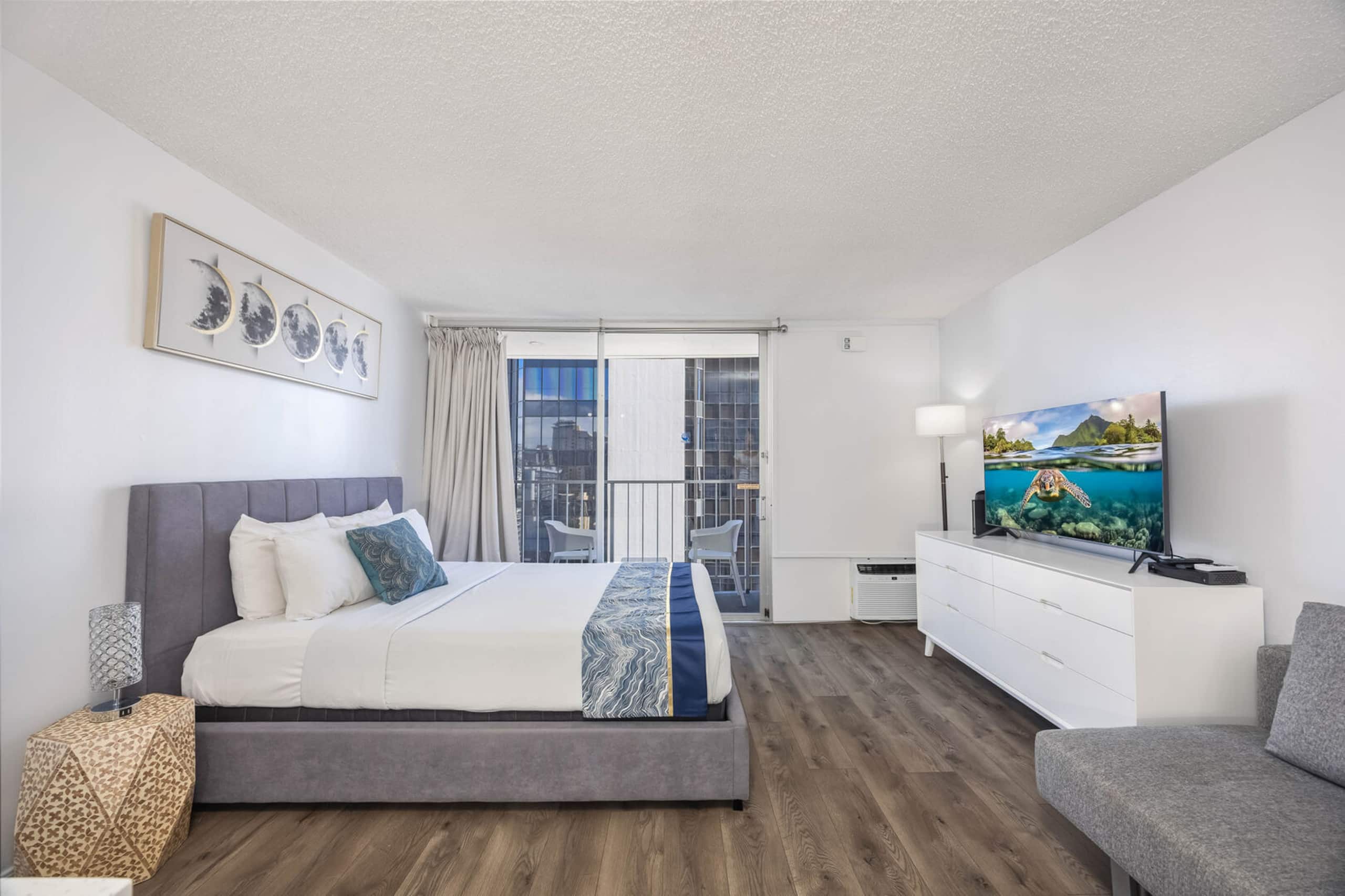 Condo in Honolulu · ★4.72 · 1 bedroom · 2 beds · 1 private bath - Image 7