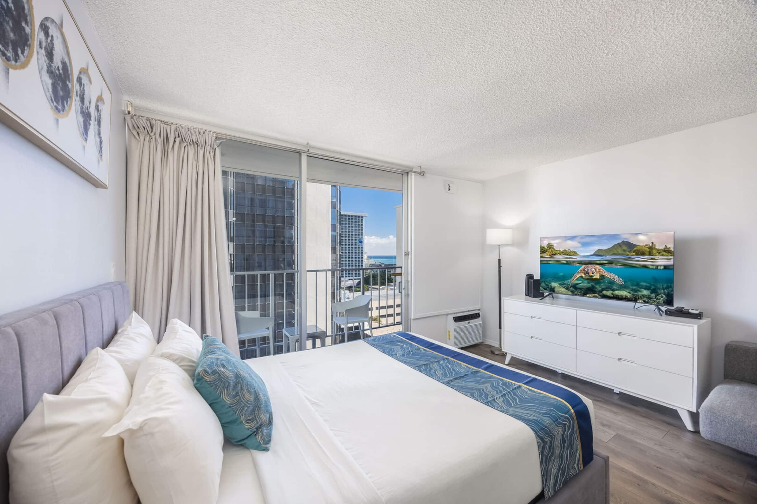 Condo in Honolulu · ★4.72 · 1 bedroom · 2 beds · 1 private bath - Image 8